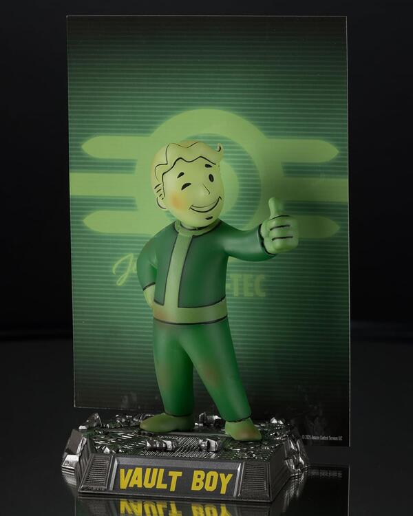 McFarlane Toys - Movie Maniacs - 17.8cm Figurine Statue - Fallout - Vault Boy (Glow in the Dark Edition)