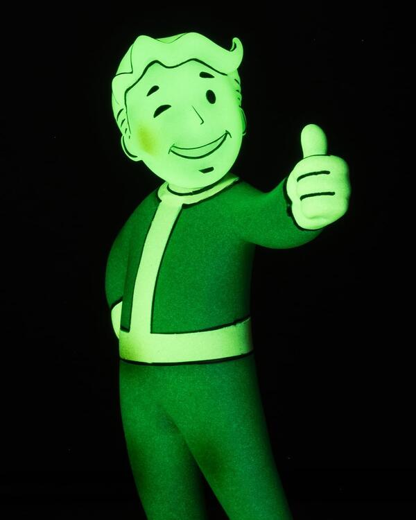 McFarlane Toys - Movie Maniacs - 17.8cm Figurine Statue - Fallout - Vault Boy (Glow in the Dark Edition)