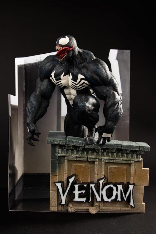 McFarlane Toys - 30cm Figurine Statue With Comic Book - Marvel Venom Inspired by Venom Issue