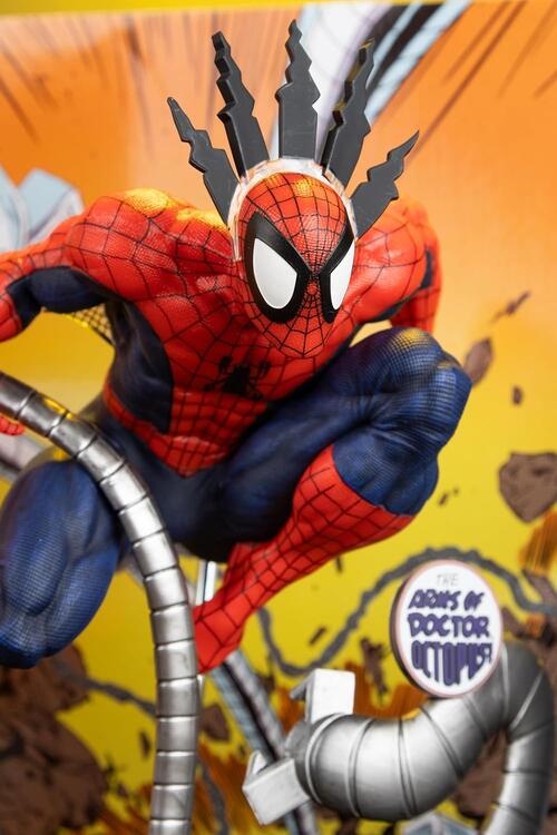 McFarlane Toys - 30cm Figurine Statue With Comic Book - Marvel Spider-Man Inspired by Marvel Tales Issue