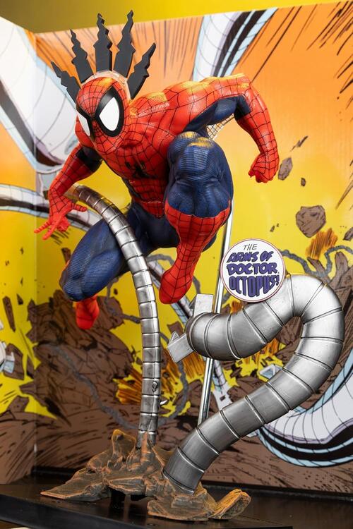 McFarlane Toys - 30cm Figurine Statue With Comic Book - Marvel Spider-Man Inspired by Marvel Tales Issue