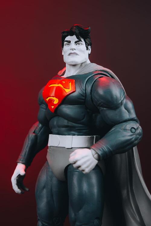 McFarlane - Gold Label Collection  -  Figurine action de 17.8cm  -  DC Multiverse  -  Superman  The Dark Knight Returns Black & White Accent Edition (Authenticated Limited Edition 5300 pcs)
