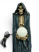 Lámpara de bola de cristal con esqueleto medieval gótico colgado en la pared