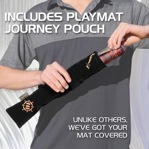 Enhance - TCG Playmat - Tapis de jeu de cartes de table avec bords cousus, surface lisse et pochette de voyage avec cordon de serrage - Compatible avec MTG, YuGiOh, Pokémon, Lord of the Rings, et autres TCG