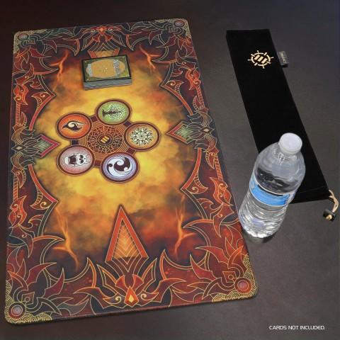 Enhance - TCG Playmat - Tapis de jeu de cartes de table avec bords cousus, surface lisse et pochette de voyage avec cordon de serrage - Compatible avec MTG, YuGiOh, Pokémon, Lord of the Rings, et autres TCG