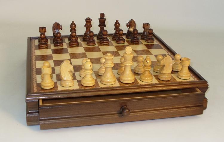 Ensemble de jeux d'échec et de dame en bois de noyer incrusté de 38.1cm avec tiroir