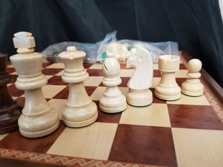 Ensemble de jeux d'échec et de dame en bois de noyer incrusté de 38.1cm avec tiroir