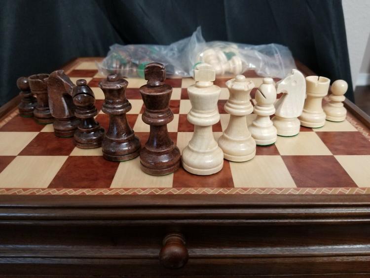 Ensemble de jeux d'échec et de dame en bois de noyer incrusté de 38.1cm avec tiroir